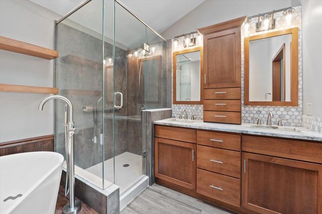 4385 S Sommerset DRIVE, New Berlin, WI 53151