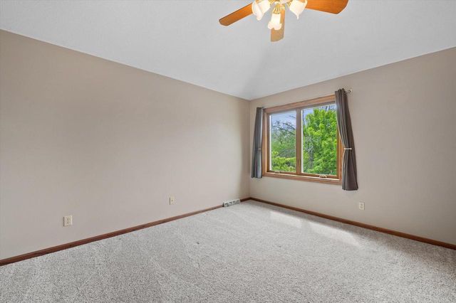 4385 S Sommerset DRIVE, New Berlin, WI 53151