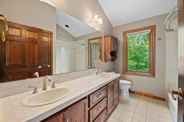 4385 S Sommerset DRIVE, New Berlin, WI 53151