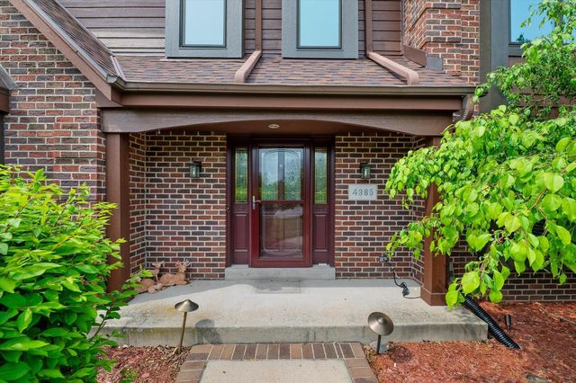 4385 S Sommerset DRIVE, New Berlin, WI 53151