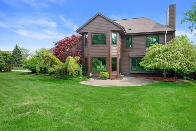 4385 S Sommerset DRIVE, New Berlin, WI 53151