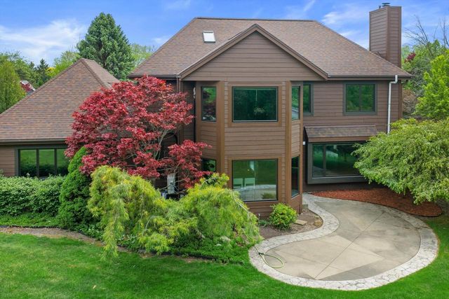 4385 S Sommerset DRIVE, New Berlin, WI 53151