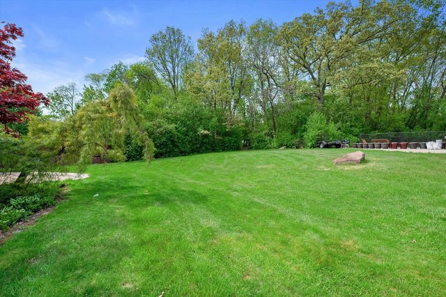4385 S Sommerset DRIVE, New Berlin, WI 53151