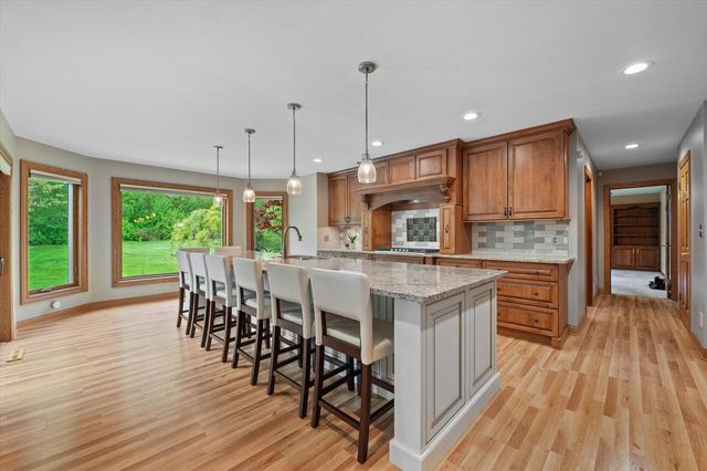 4385 S Sommerset DRIVE, New Berlin, WI 53151