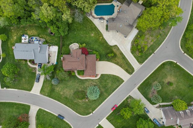 4385 S Sommerset DRIVE, New Berlin, WI 53151