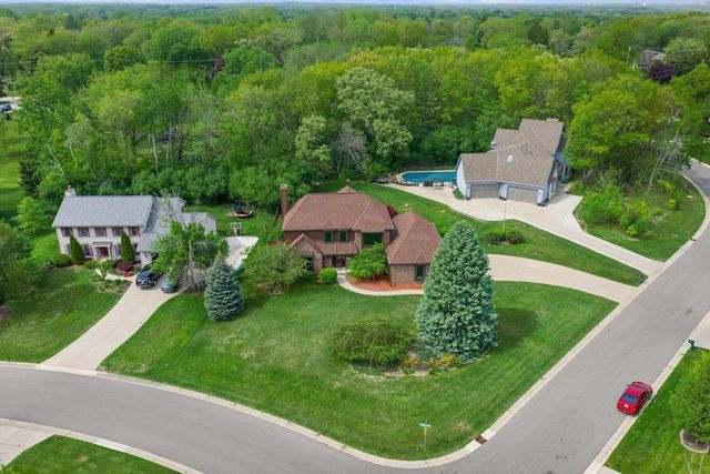 4385 S Sommerset DRIVE, New Berlin, WI 53151