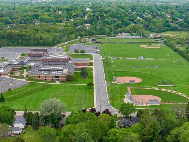 4385 S Sommerset DRIVE, New Berlin, WI 53151