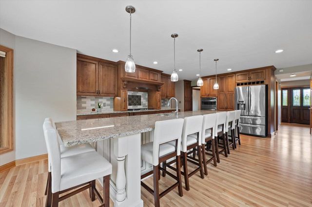 4385 S Sommerset DRIVE, New Berlin, WI 53151