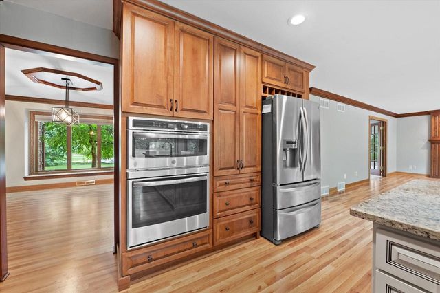 4385 S Sommerset DRIVE, New Berlin, WI 53151