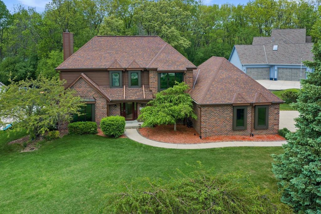 4385 S Sommerset DRIVE, New Berlin, WI 53151