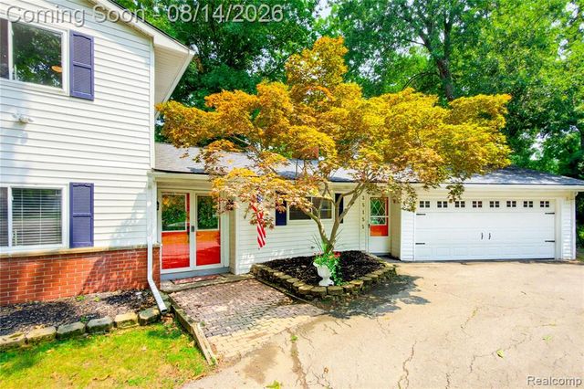 25155 Dallas Court, Grosse Ile, MI 48138
