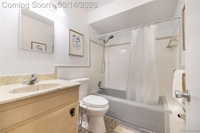 25155 Dallas Court, Grosse Ile, MI 48138