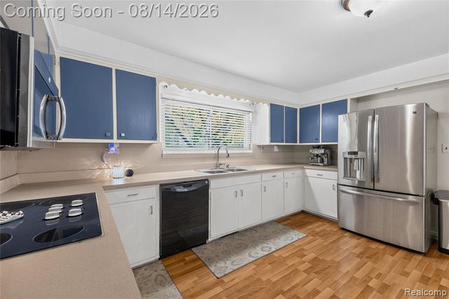 25155 Dallas Court, Grosse Ile, MI 48138