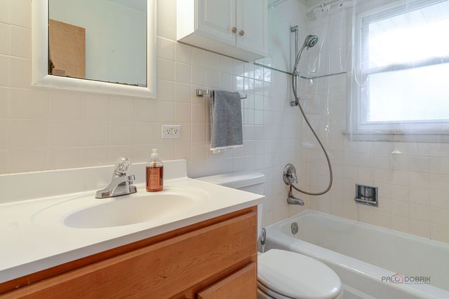 3615 Grandmore Avenue, Gurnee, IL 60031