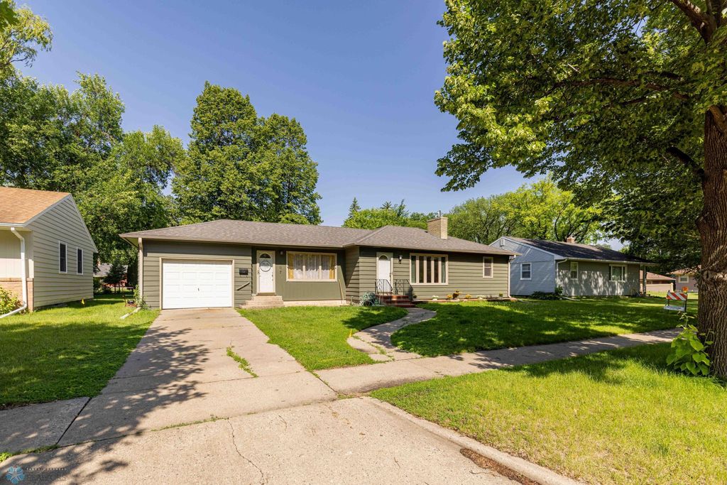 1407 13th Street S, Moorhead, MN 56560