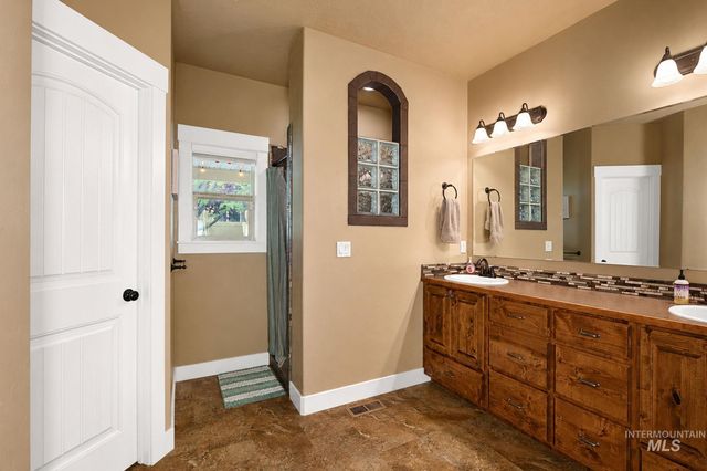 1411 W Raelin Dr, Nampa, ID 83686