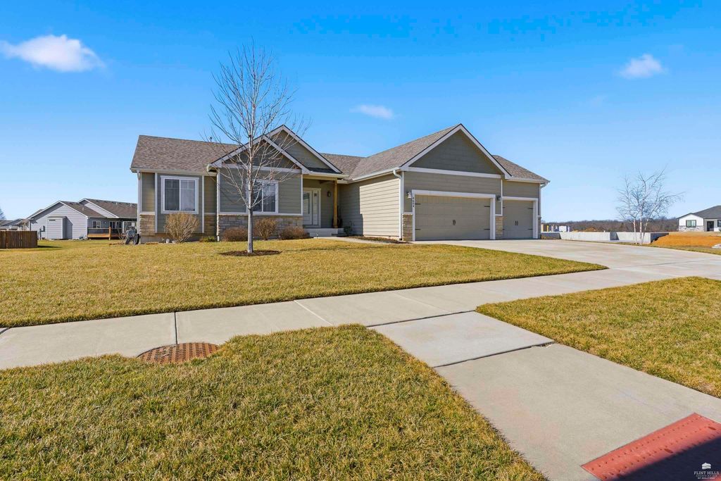 4604 Snapdragon Drive, Manhattan, KS 66502