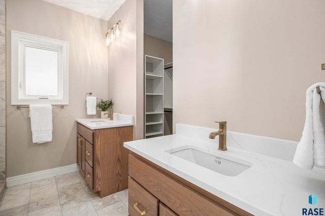 5505 E Morningside Cir Circle, Sioux Falls, SD 57110