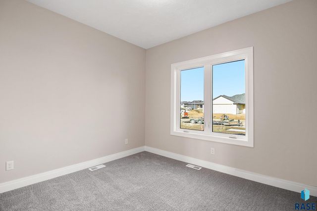 5505 E Morningside Cir Circle, Sioux Falls, SD 57110