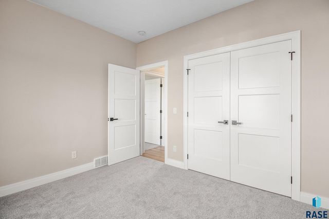 5505 E Morningside Cir Circle, Sioux Falls, SD 57110