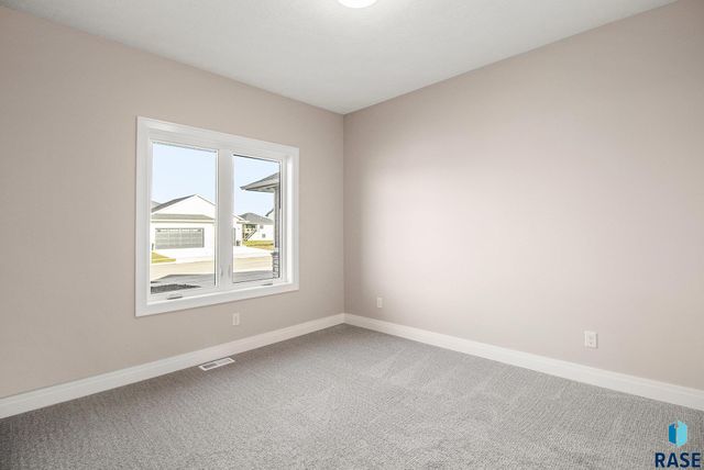 5505 E Morningside Cir Circle, Sioux Falls, SD 57110