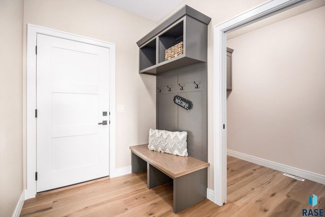 5505 E Morningside Cir Circle, Sioux Falls, SD 57110