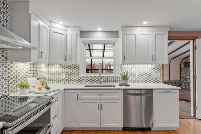 11 Ethelyn Cir, Maynard, MA 01754