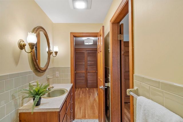 11 Ethelyn Cir, Maynard, MA 01754