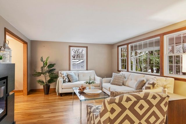 11 Ethelyn Cir, Maynard, MA 01754