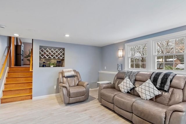 11 Ethelyn Cir, Maynard, MA 01754