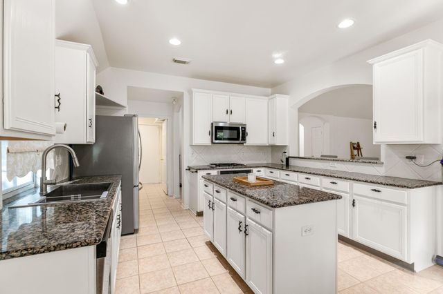 155 W Drifting Shadows Circle, The Woodlands, TX 77385