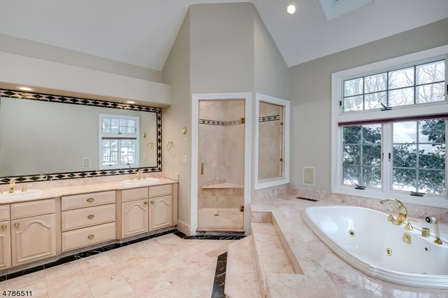 5 Queens Ct, Mendham Twp., NJ 07960