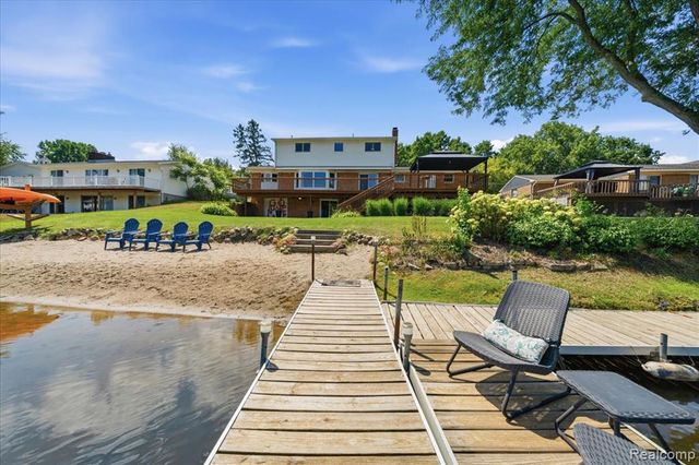 1888 Squaw Lagoon Drive, Oxford, MI 48371