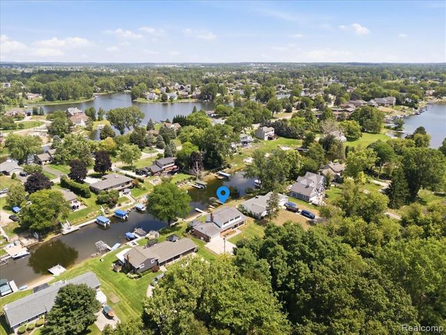 1888 Squaw Lagoon Drive, Oxford, MI 48371