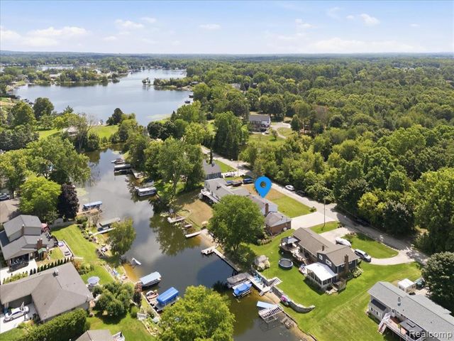 1888 Squaw Lagoon Drive, Oxford, MI 48371