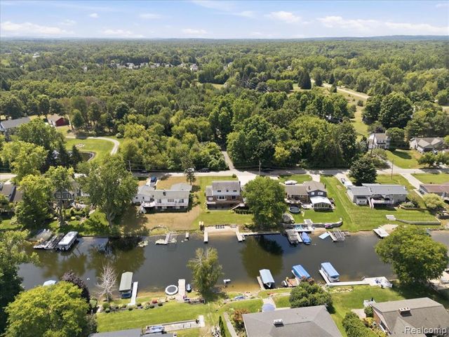 1888 Squaw Lagoon Drive, Oxford, MI 48371