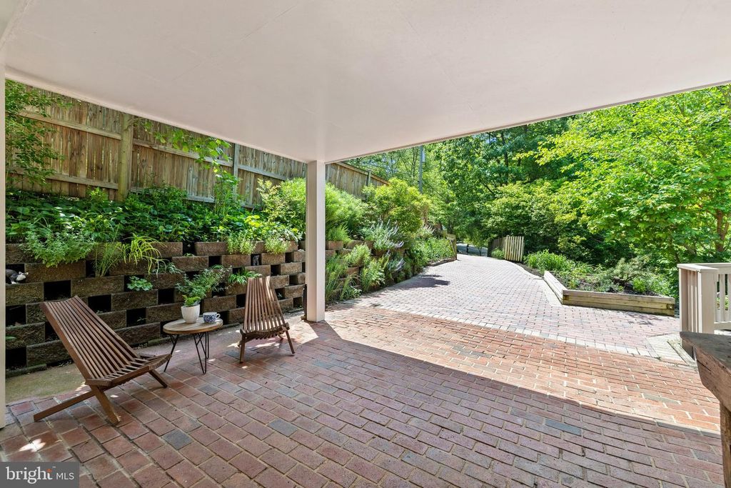 2323 N VERMONT ST, Arlington, VA 22207