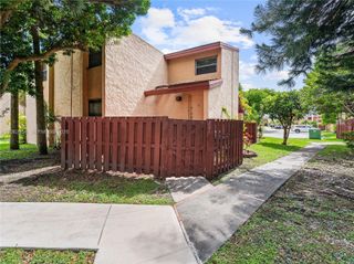 291 W Park Dr 9-201, Miami, FL 33172