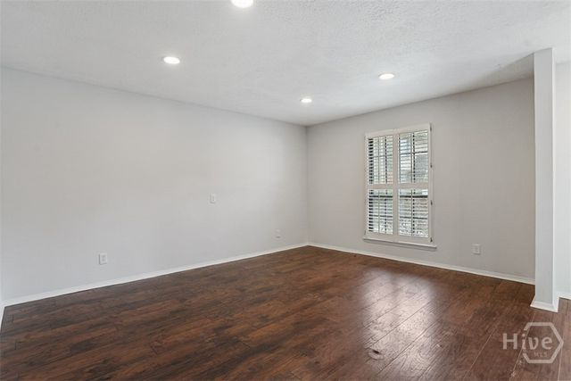 459 Mall 68, Savannah, GA 31406