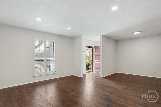 459 Mall 68, Savannah, GA 31406