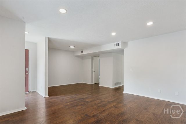 459 Mall 68, Savannah, GA 31406