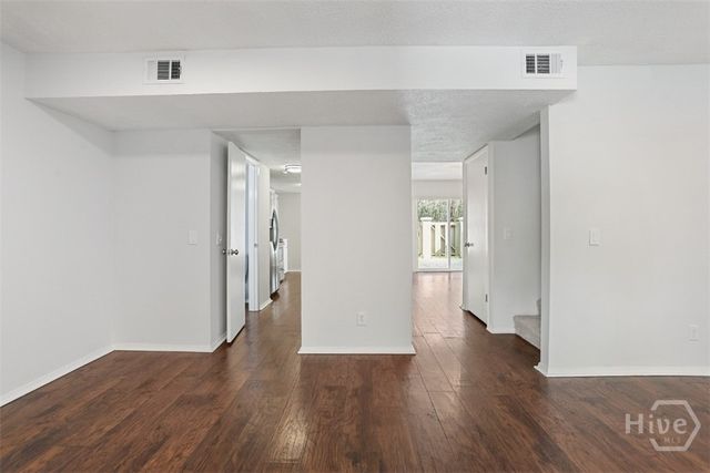 459 Mall 68, Savannah, GA 31406