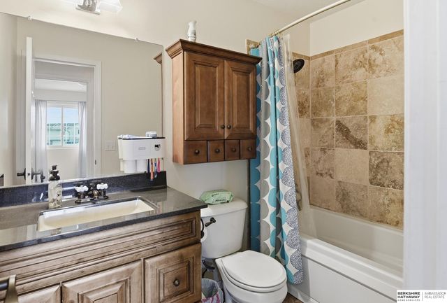 6601 N 117th Circle, Omaha, NE 68164