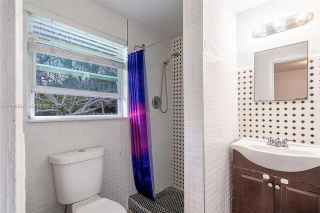 65 NW 118th St, Miami, FL 33168