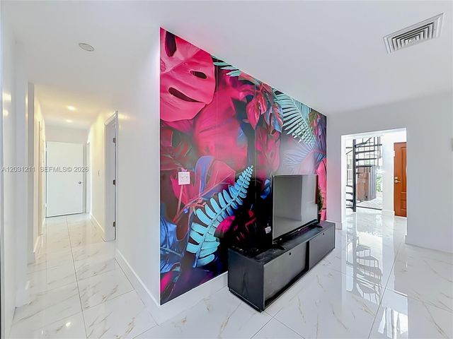 2216 NE 18th Ave, Wilton Manors, FL 33305