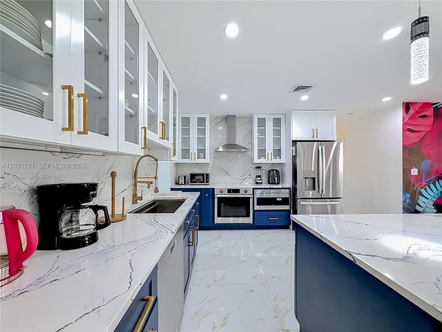 2216 NE 18th Ave, Wilton Manors, FL 33305
