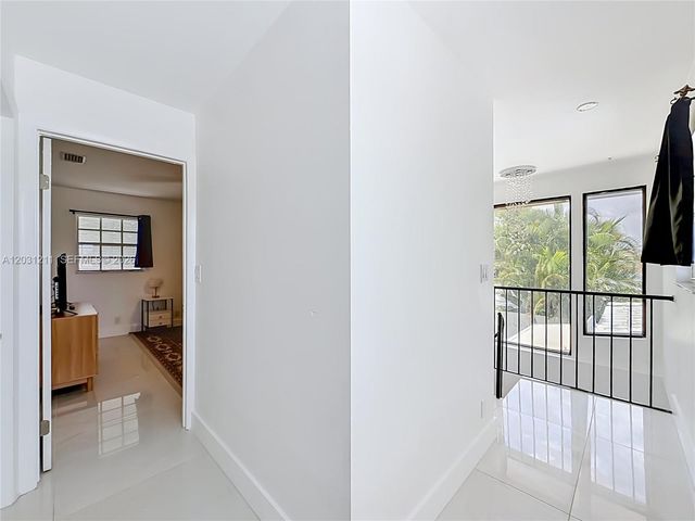 2216 NE 18th Ave, Wilton Manors, FL 33305