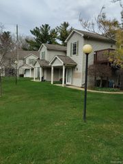 5025 S Saybrook Court 15, Waterford Charter Township, MI 48327