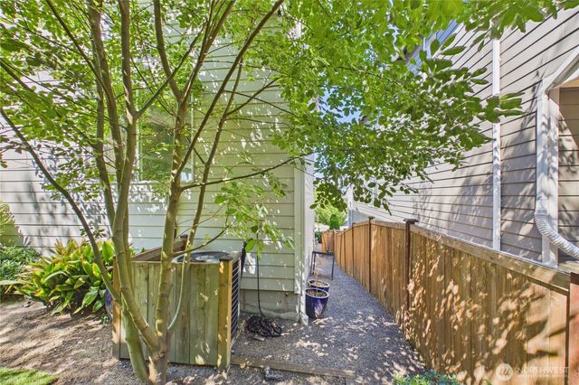 19608 82nd Pl NE, Kenmore, WA 98028