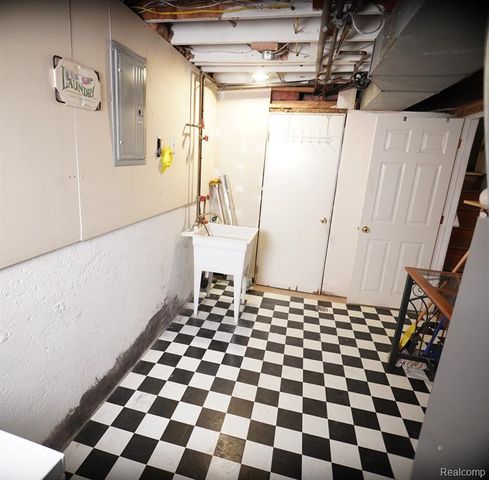 15777 Harrison, Romulus, MI 48174